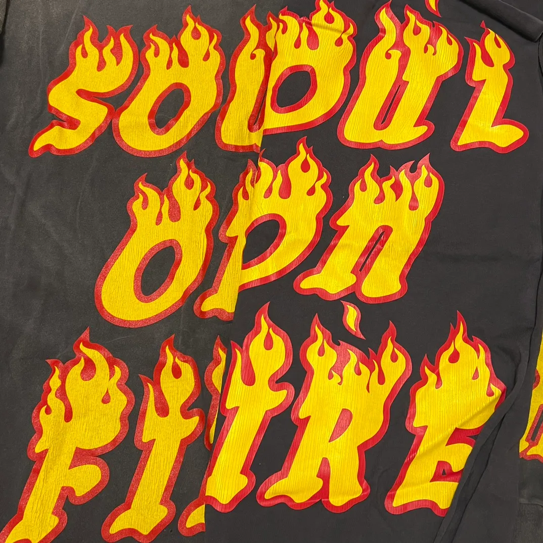 Authentic sample. Don’t buy products made from pictures. SAINT Mxxxxxx LS TEE/SOUL ON FIRE/BLK Soul Flame/Flame Long Sleeve. Washed Black S-XL. Look for cylindrical fabrics without side seams. Don’t buy open-width ones anymore. It’s boring.